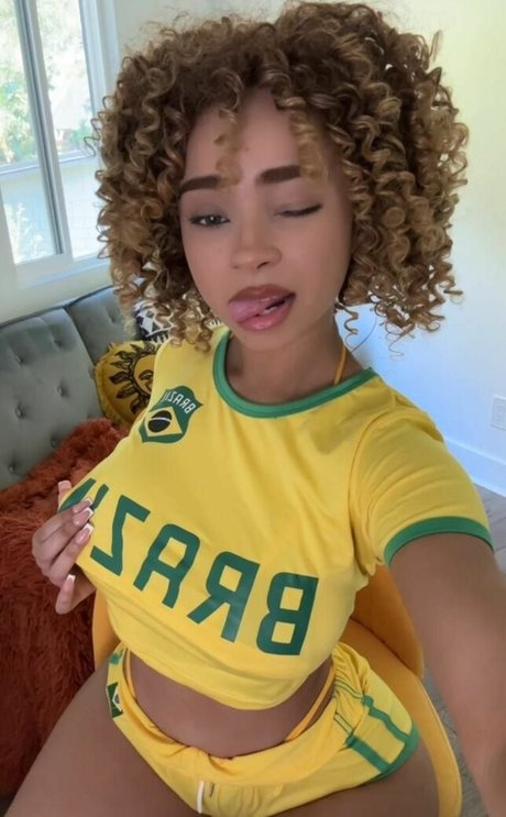 KiaraPeachy model pretty images