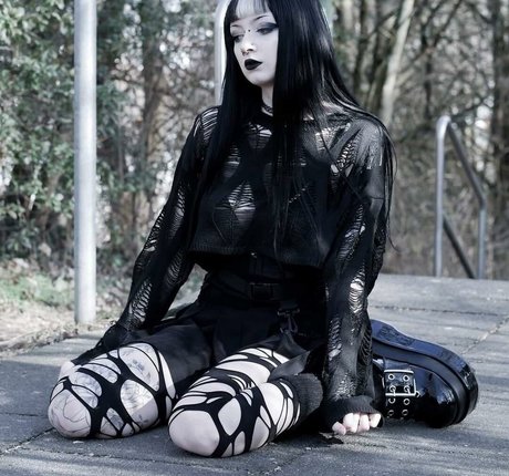 CreepyCassy model nude pic