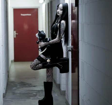 CreepyCassy model erotic images