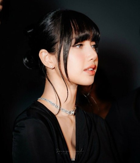 Lisa Blackpink pretty actress pictures