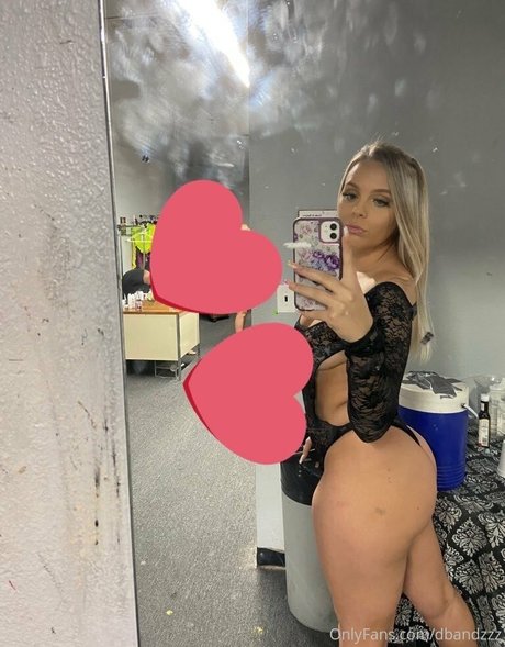 dbandzzz model naked photo