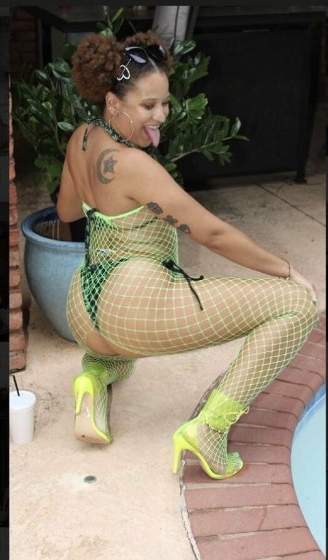 itsdatyaztho sexy star photos