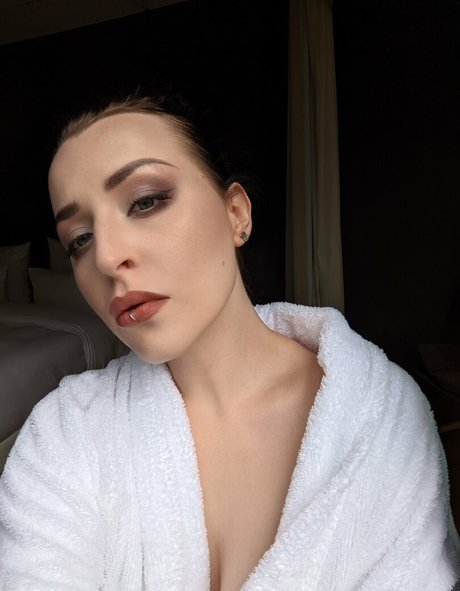 zoeunholy exclusive actress image