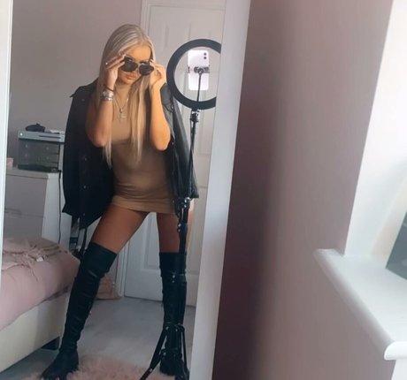 Lily Mcalpine pretty star pic