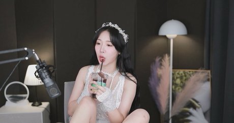 BJ Pyuri model sexy pic