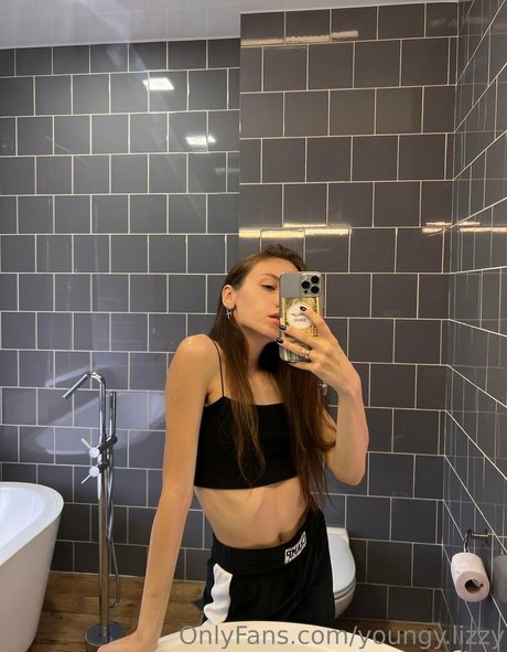 youngy lizzy pornographic model image