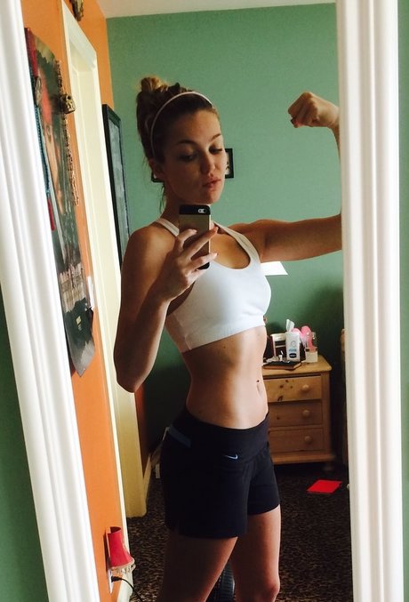 Lili Simmons star pretty pics