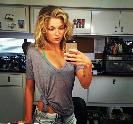 Lili Simmons star hot images