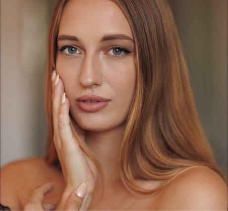 Luuna Red model porn pic