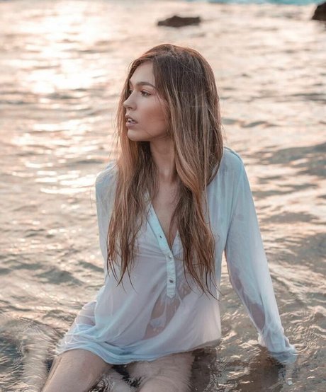 Aya Gutman art model photos