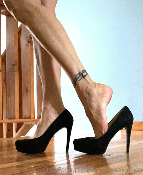 devonssexyfeet naked star img