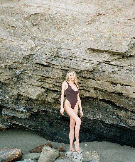 Charlotte McKinney pornstar naked pictures