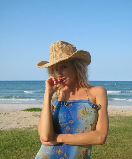 Charlotte McKinney porn actress galleries