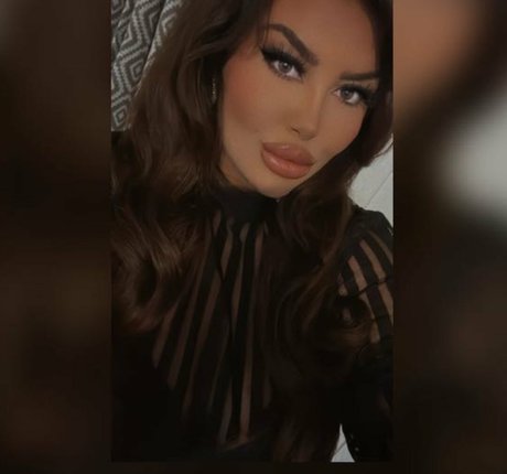 ElleHutchx model nice images