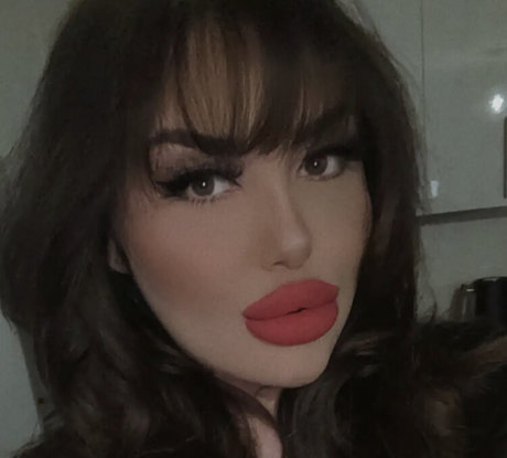 ElleHutchx art model photos