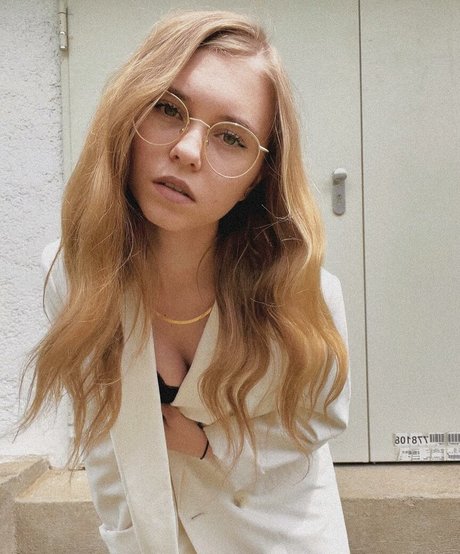 Anna Kauer nude star img