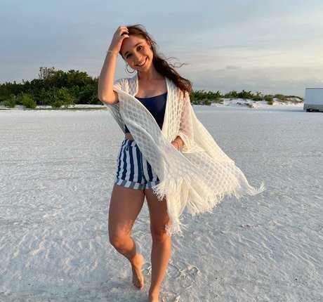 Felicia Hofner model pretty pic