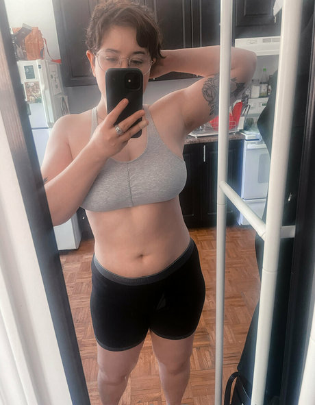 grraves adult model image