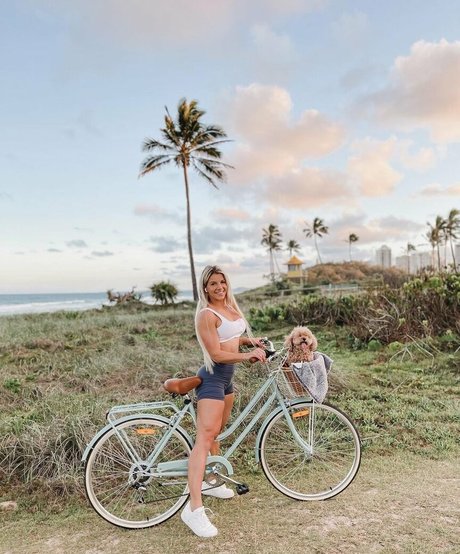 Asha Coulthard star erotic photo