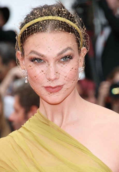 Karlie Kloss model erotic pic