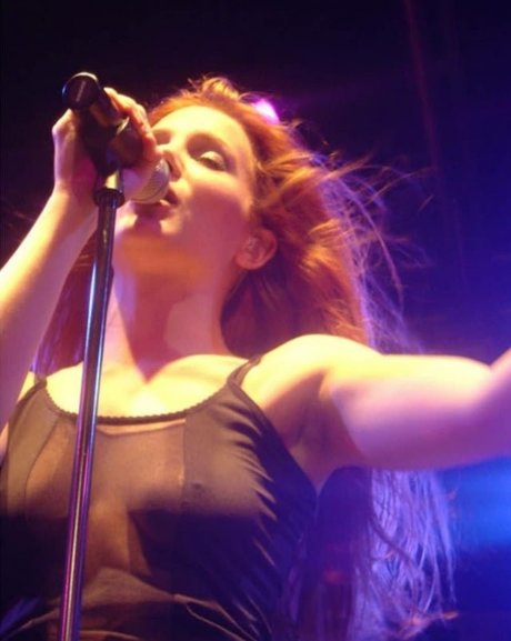 Simone Simons model pretty image