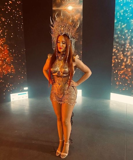 Simone Simons model perfect pic