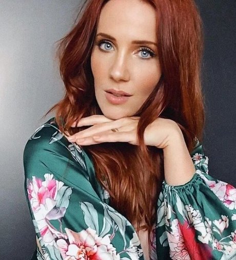 Simone Simons exclusive model img