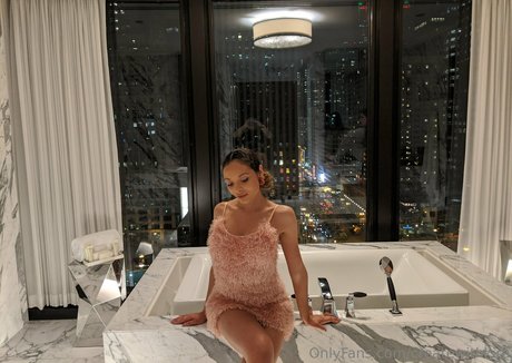 createwithkira model naked photo