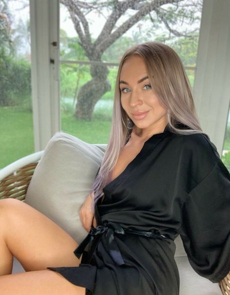 cutehollycooper model erotic pics