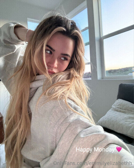 Em1ly El1zabeth model naked picture