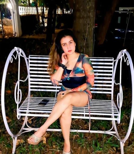 Aniza Hazel model hot images