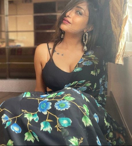 Roma Varadkar sexy star image