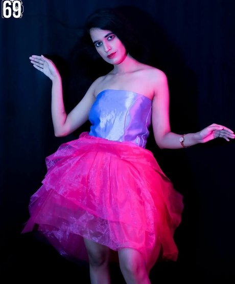 Foxy Queen naked model gallery