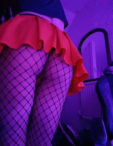 silkiemoth95 naked model picture