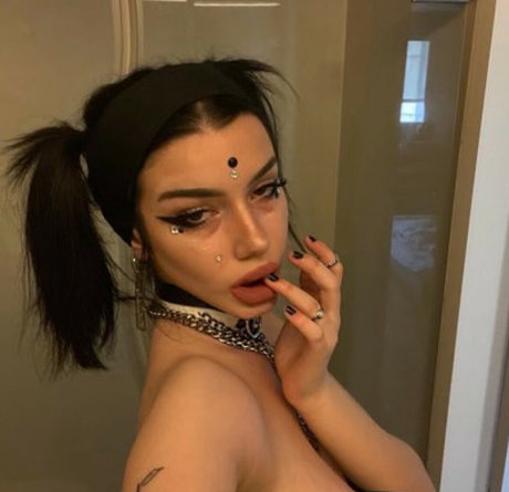 shawtysuzi pornographic model picture