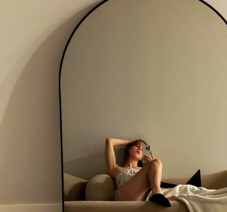 hopeann__ model nudes image