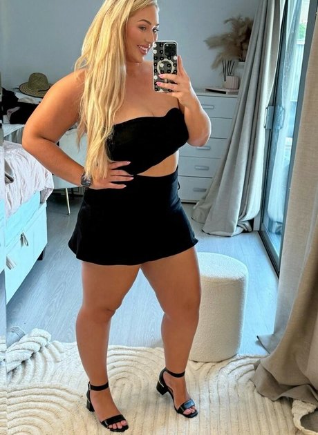 Nora Davis pretty star pictures