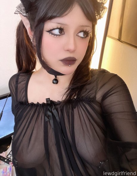lewdgirlfriend hot model pic