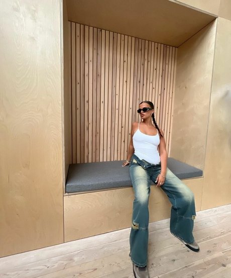 Isabella Evans exclusive actress pics