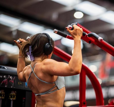 Mia Andrew hot star photos