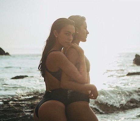 Luana Batanero art model pic