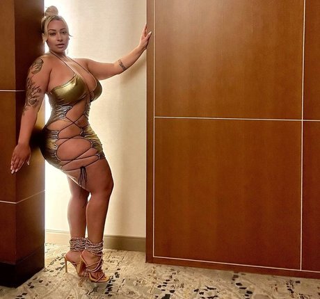 Tylea model art picture