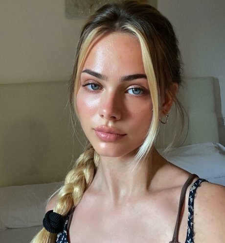 Sara Crumbleleg nudes pornstar pictures