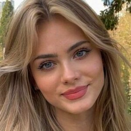 Sara Crumbleleg porn model image