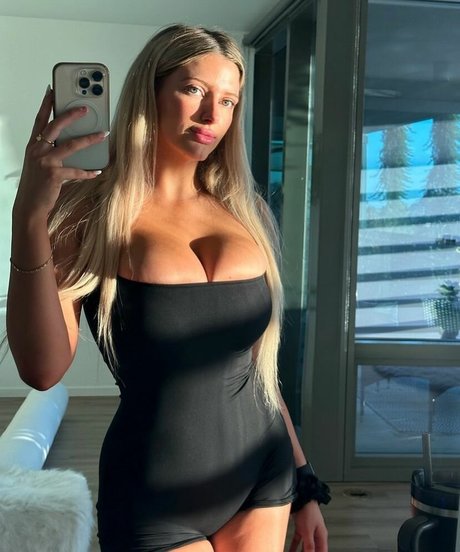 Carly Hart beautiful pornstar photos