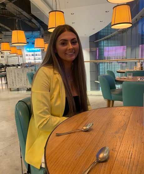 Millie C porn model img