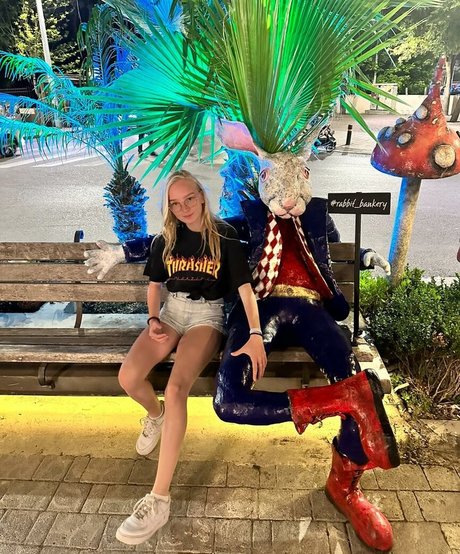 blonde vivi nude actress pics