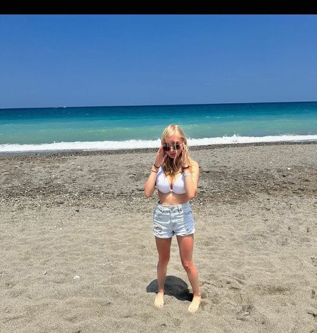 blonde vivi star exclusive photo