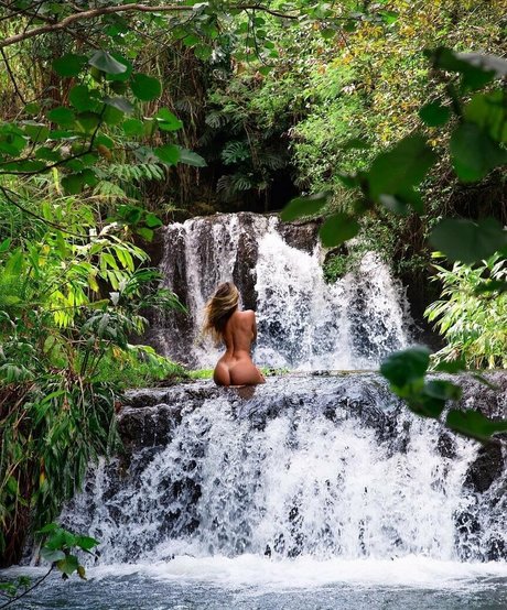 Sarah Kohan top model pics