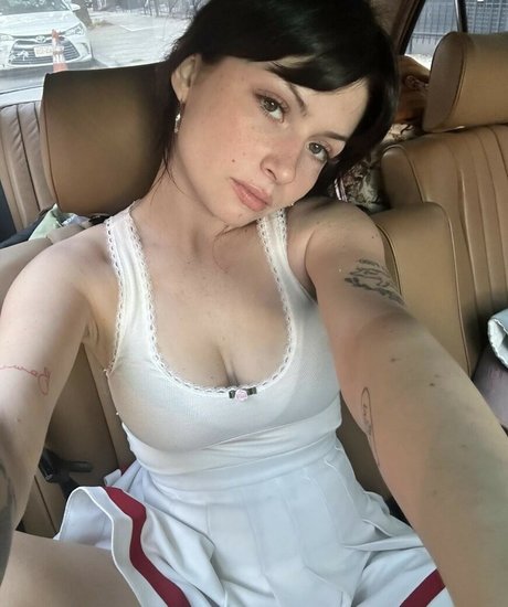 Willow Avalon nice star pic